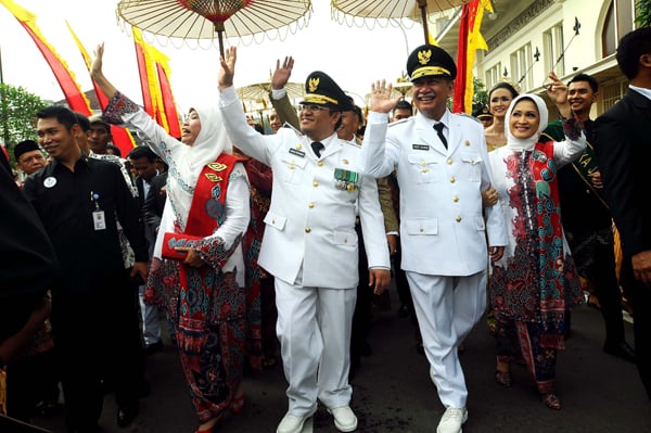  FOTO: Aher-Deddy Mizwar Jalan Kaki Menuju Lokasi Pelantikan