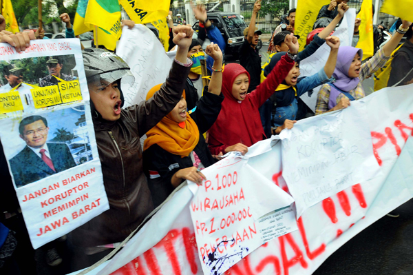  FOTO: Puluhan Aktivis PMII Demo Pelantikan Aher