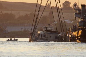  KAPAL LAUT Rombongan Gubernur Riau Tabrak Karang