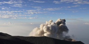  GUNUNG MERAPI Keluarkan Asap Hitam 100 Meter