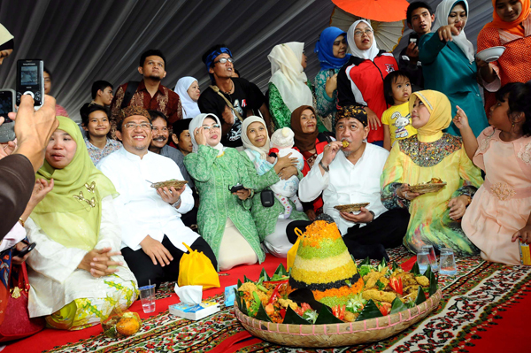  FOTO: Aher-Deddy Mizwar Makan Lesehan Bareng Warga di Pesta Rakyat