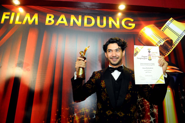  FOTO: Reza Rahadian Sabet Pemeran Utama Pria Terpuji FFB 2013