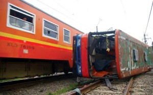  KERETA API Tabrak Metro Mini di Jakarta