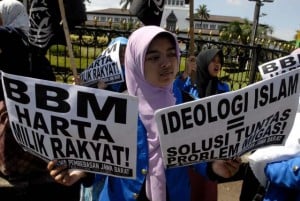  BBM NAIK: Mahasiswa dan LSM Tolak Kenaikan di Gedung Sate