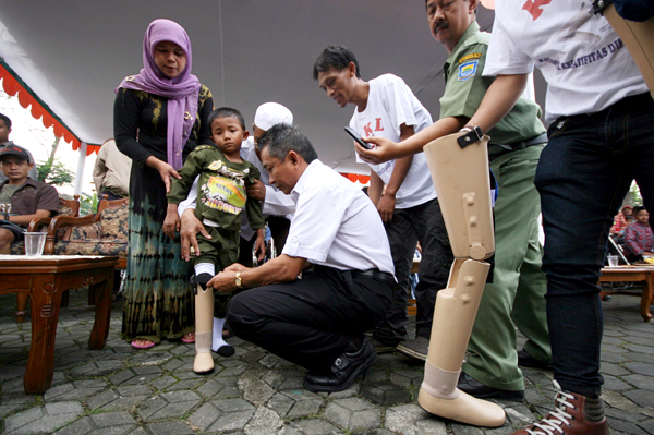  FOTO: Kelompok Kreativitas Difabel dan Telkom Bagikan 47 Kaki Palsu