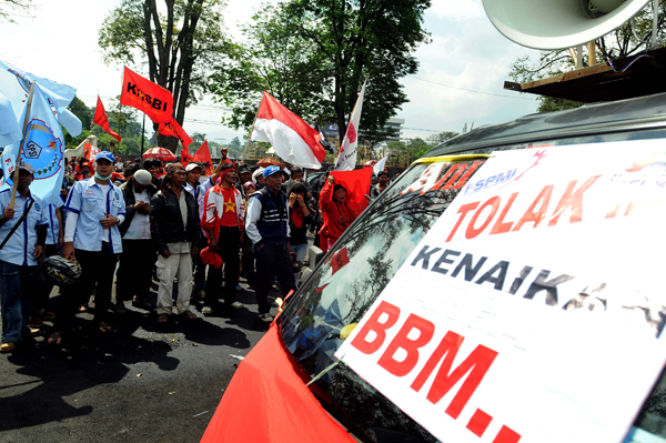  FOTO: Massa Kepung Gedung Sate Tuntut BBM Tidak Dinaikkan