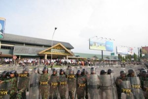  DEMO BBM: Mahasiswa dan Buruh Blokir Bandara Polonia