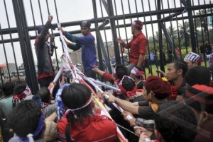  DEMO BBM: Jalan di Depan Gedung DPR Ditutup