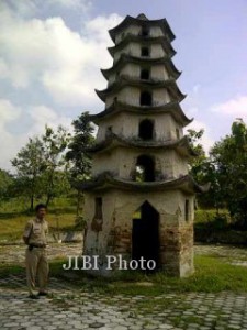  Warga Solo Digegerkan Bangunan Mirip Pagoda