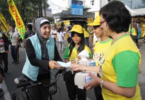  KABUT ASAP: Komunitas Motor Antik Bagikan Ribuan Masker