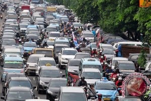  PERBAIKAN JALAN: Arus Kendaraan Perbatasan Majalengka-Cirebon Padat