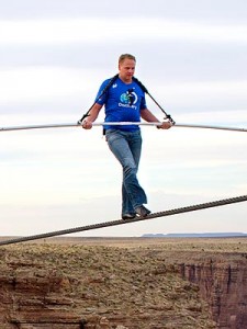  Buset...Pria Ini Seberangi Grand Canyon dengan Kabel