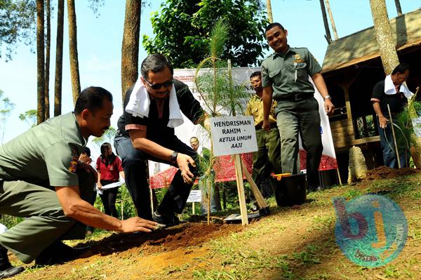  FOTO: AAJI Tanam 1.000 Pohon di Lembang