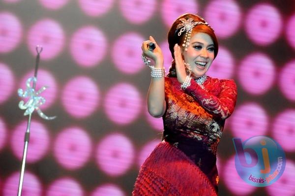  FOTO: Syahrini 'Cetarkan' Malam Puncak TAA AAJI 2013 di Bandung