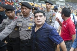  MARADONA KE INDONESIA: Di Surabaya, 'Si Tangan Tuhan' Ini Lebih Happy