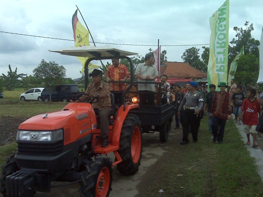  Bupati Cirebon tak Hadiri Pembagian Traktor Hibah Gubernur Jabar