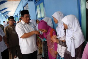  HIBAH PEMPROV JABAR: Aher Bagikan 1.015 Traktor