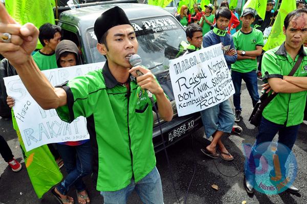  FOTO: Demo Warga Minta Harga BBM Turun Lagi di Gedung Sate