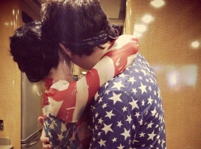  KATY PERRY Peluk Pria Misterius di Instagram