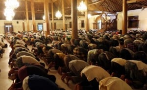  AWAL RAMADAN: Salat Tarawih Mesjid Istiqlal 2 Gelombang, 11 Rakaat & 23 Rakaat