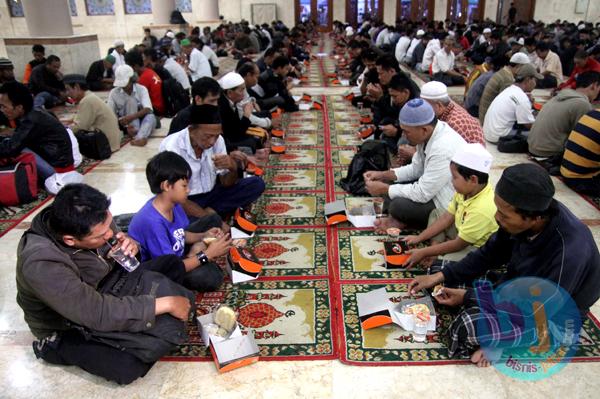  FOTO: Masjid Raya Provinsi Jabar Sediakan 1.000 Takjil Setiap Hari