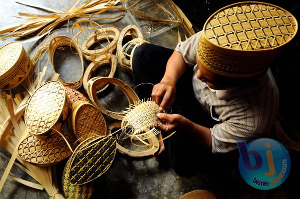  FOTO: Produksi Peci Bambu Giri Suryanto Terkendala SDM dan Modal