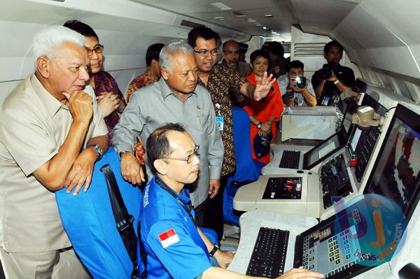  FOTO: Menhan Tinjau CN235 Pesanan TNI AL di PT DI 