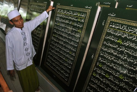  Al Quran Dari Baja & Pelepah Pisang Ada di Bogor