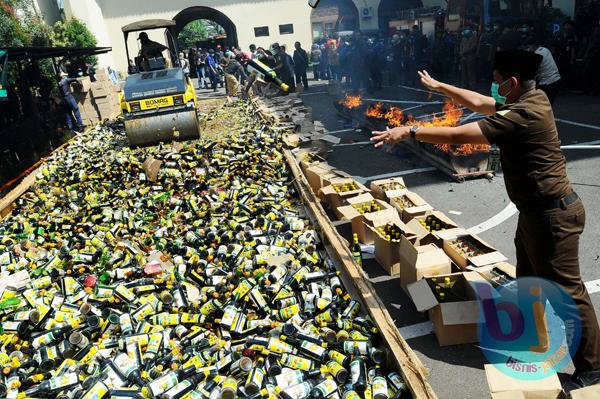  FOTO: Ribuan Botol Miras Dimusnahkan Kejari Bandung