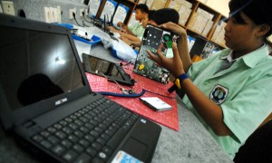  Siswa Malaysia Belajar Merakit Laptop ke Bandung