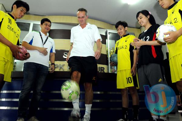  FOTO: Standard Chartered dan Legenda Liverpool Kampanye Pencegahan HIV/AIDS di Bandung