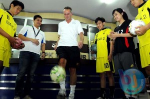  SMK 2 BPK Penabur Sambut Kedatangan Dietmar Hamann