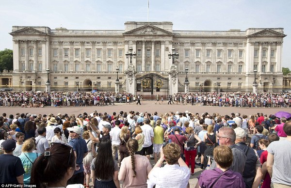  Warga Inggris Bersuka Cita Sambut 'Royal Baby'