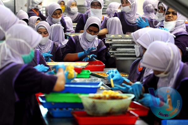  FOTO: Produsen Kue Kering Genjot Produksi