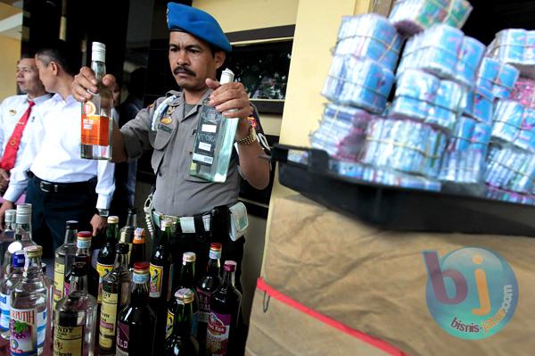  FOTO: Selama Ramadan, Polisi Gencar Lakukan Razia Miras dan Petasan