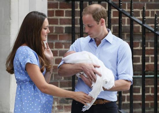  ROYAL BABY: Ketika Bayi Calon Raja Inggris Itu Menyapa Publik 