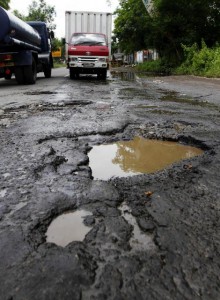  JALUR MUDIK: Jalur Salawu-Mangunreja Tasikmalaya Banyak Berlubang