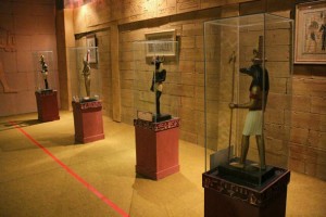 Patung Mummy dan Dewa Mesir Dipamerkan di Mal Bekasi