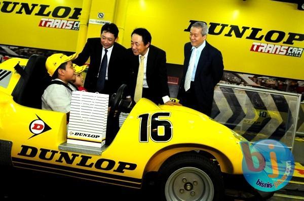  FOTO: Dunlop Tarik Pengunjung di TSB Lewat Arena Balap Mobil