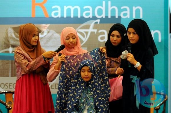  FOTO: Hijab Tutorial Meriahkan Ramadhan Fashion Expo