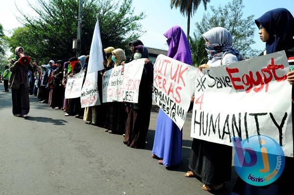  FOTO: Mahasiswa Demo Desak Pemerintah Aktif Damaikan Mesir