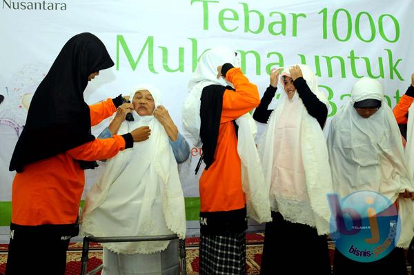  FOTO: Yayasan Masjid Nusantara Tebar 1.000 Mukena untuk Jabar