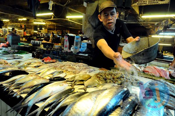  FOTO: Penjualan Ikan Selama Lebaran Ditarget Naik 7%