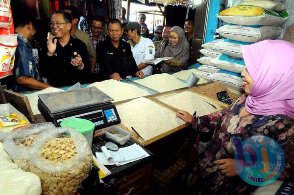  FOTO: Jelang Lebaran, Dada Rosada Pantau Pasar dan Terminal