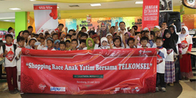  Telkomsel Gelar Shopping Race Untuk 100 Anak Yatim di Bandung