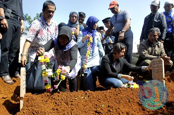  FOTO: Almarhum Bambang Sukowiyono Dimakamkan di TPU Nagrog Ujungberung