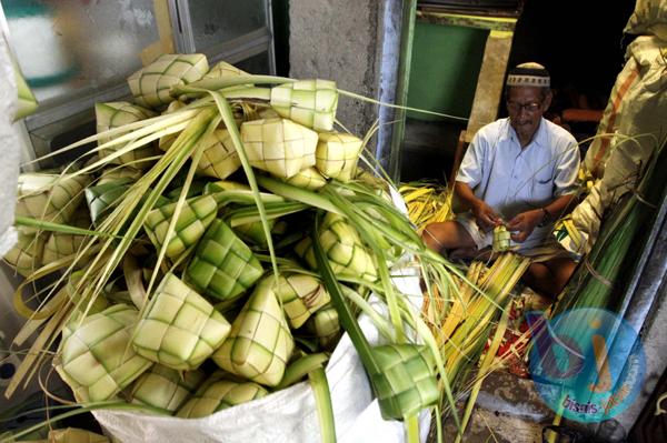  FOTO: Jelang Lebaran, Perajin di Blok Kupat Caringin Banjir Order