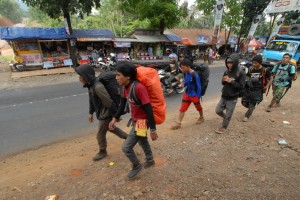  Asyiknya Mudik Berjalan Kaki Ke Kampung Halaman
