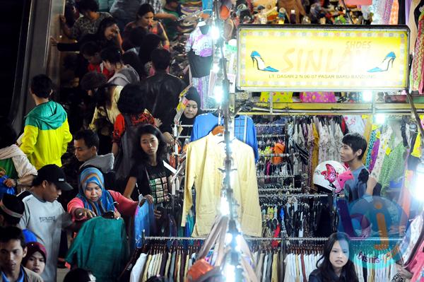  FOTO: Jelang Lebaran, 70.000 Orang Tumplek di Pasar Baru