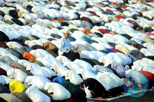  FOTO: Ribuan Warga Bandung Laksanakan Shalat Ied di Gasibu